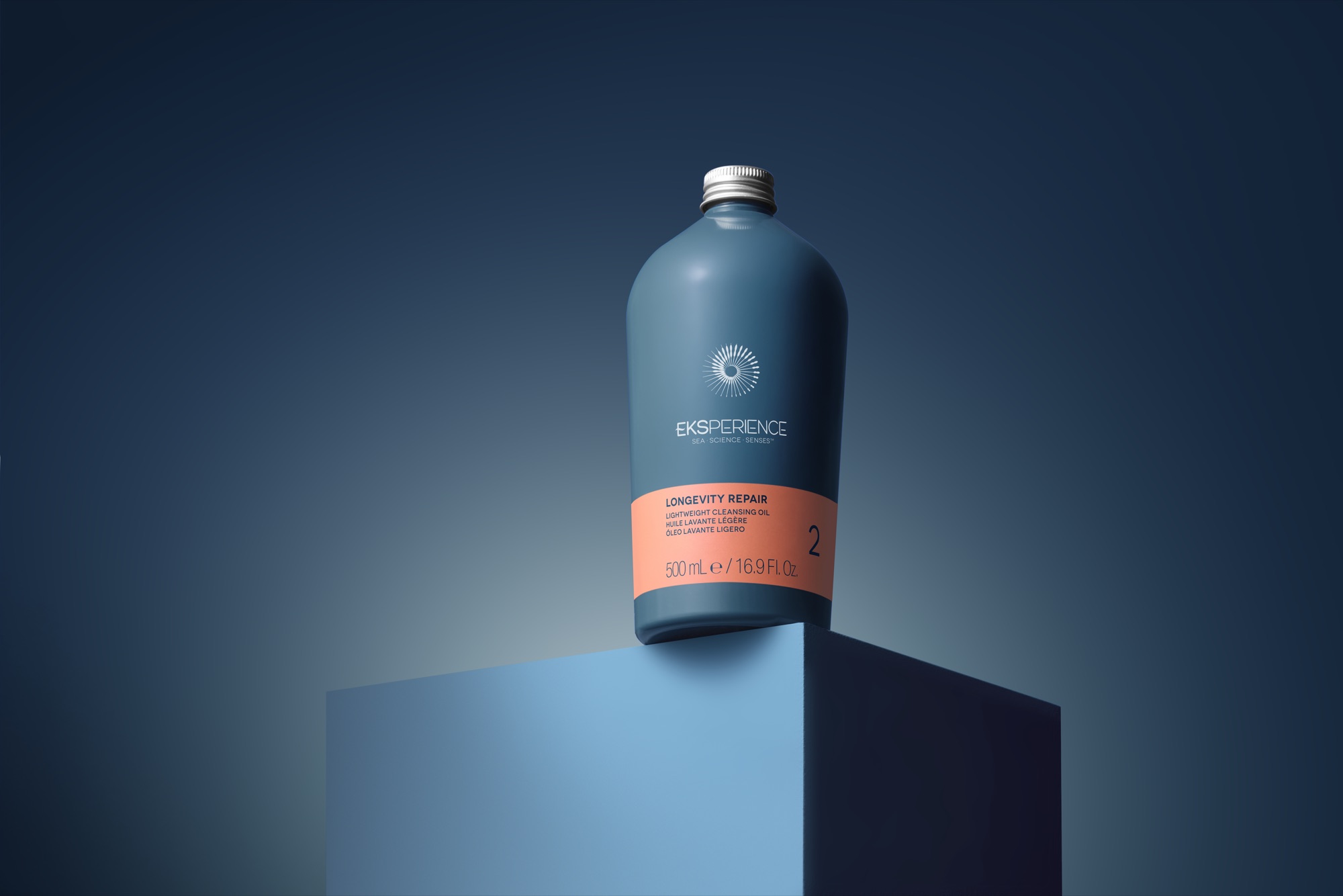 Botella Eksperience sobre una forma geométrica azul