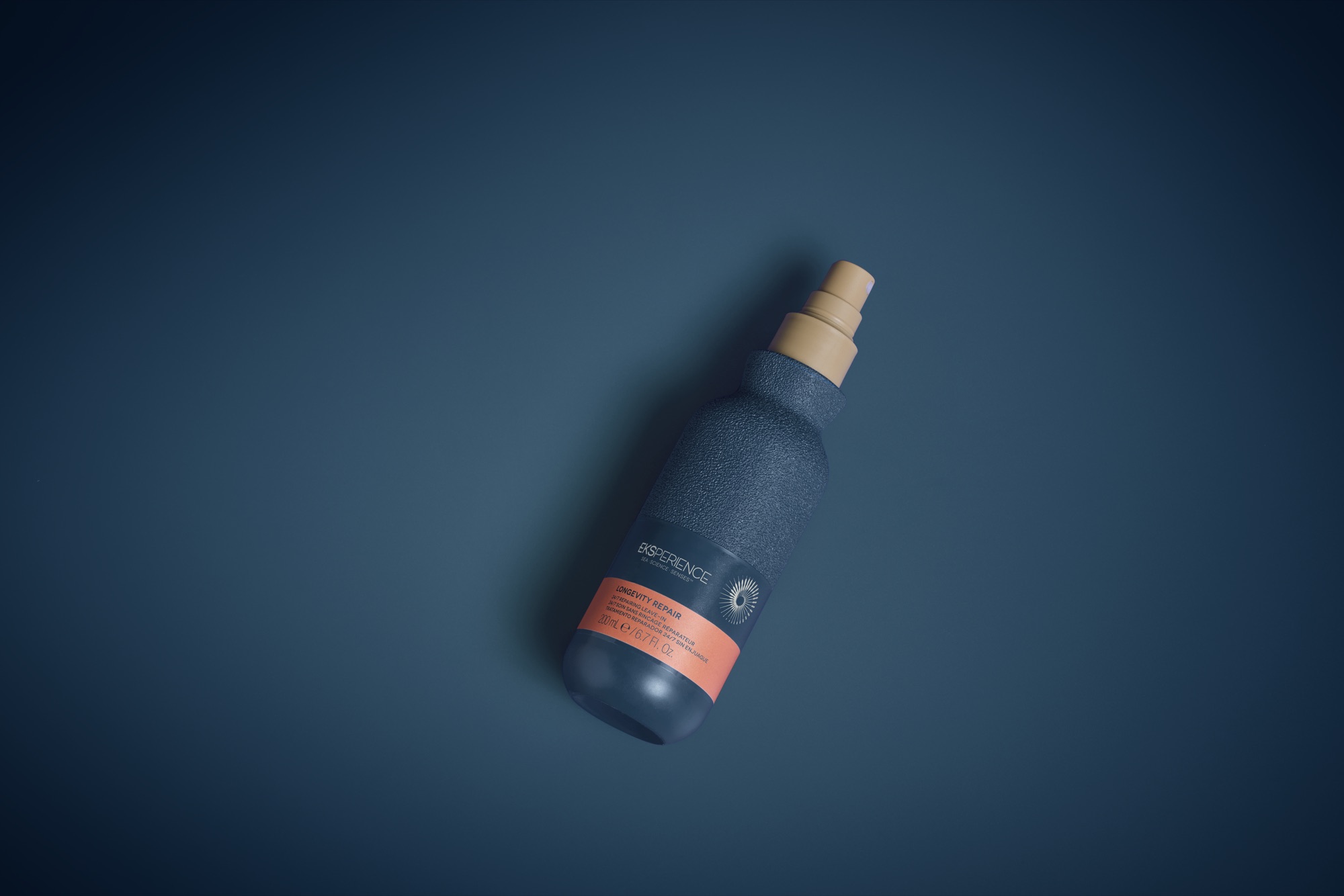 Botella Eksperience en una composición azul minimalista