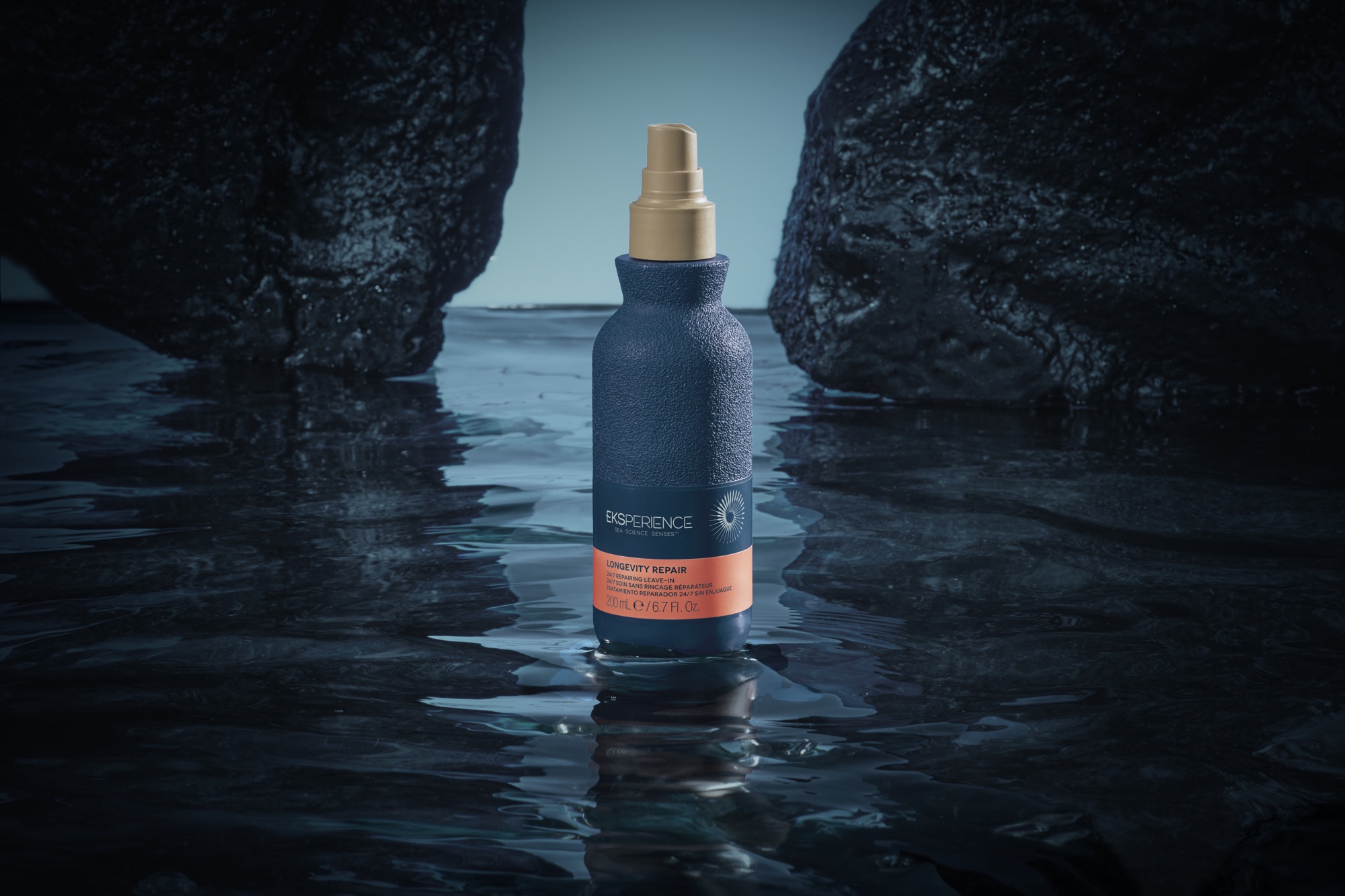 Sérum Eksperience entre rocas y reflejos de agua